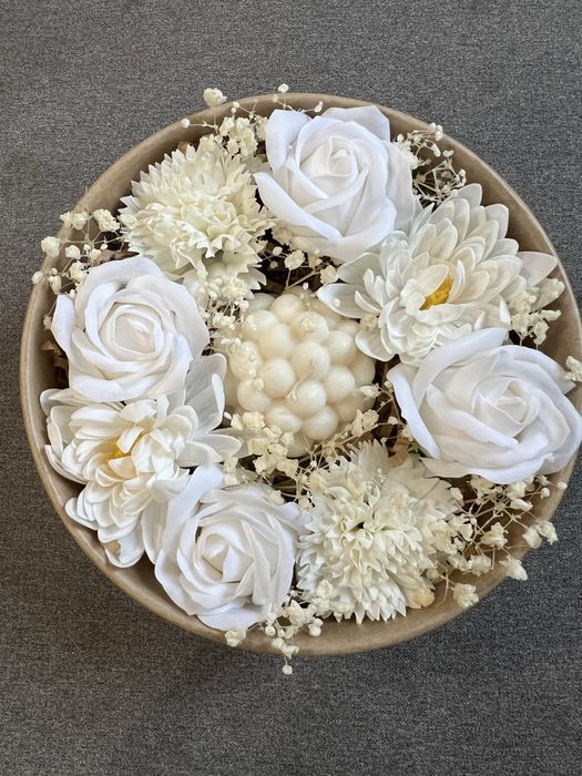 Zestaw prezentowy kwiaty mydlane, świeca sojowa