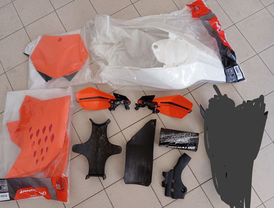 Plásticos e trancador KTM