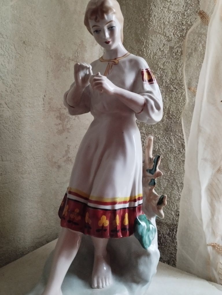 Фарфоровая статуэтка