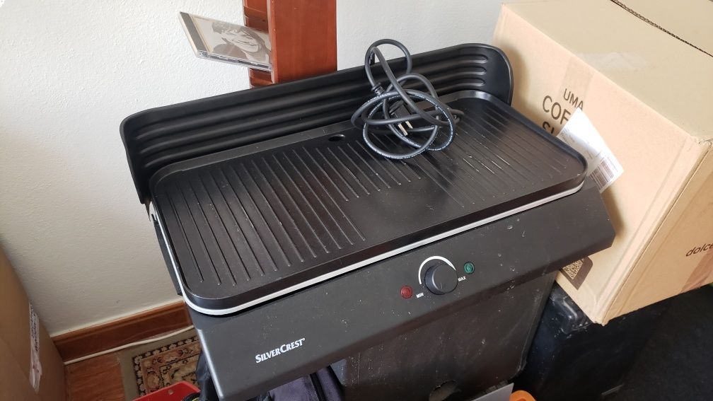 Grelhador Eléctrico com Suporte 2400W