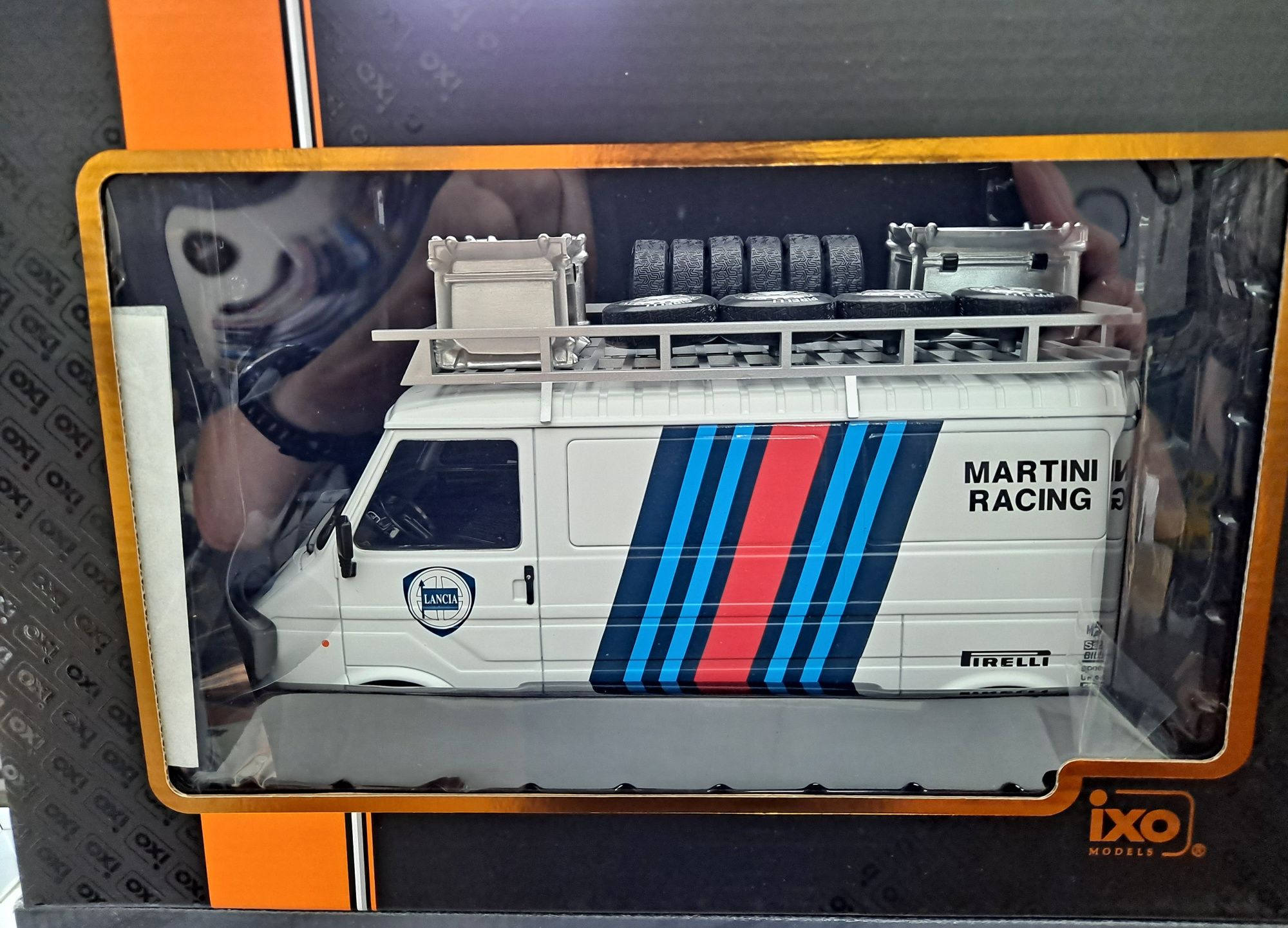 Miniatura 1/18 Fiat 242 Martini assistência