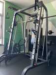 Maquina de musculacao multifuncoes sem banco de apoio.