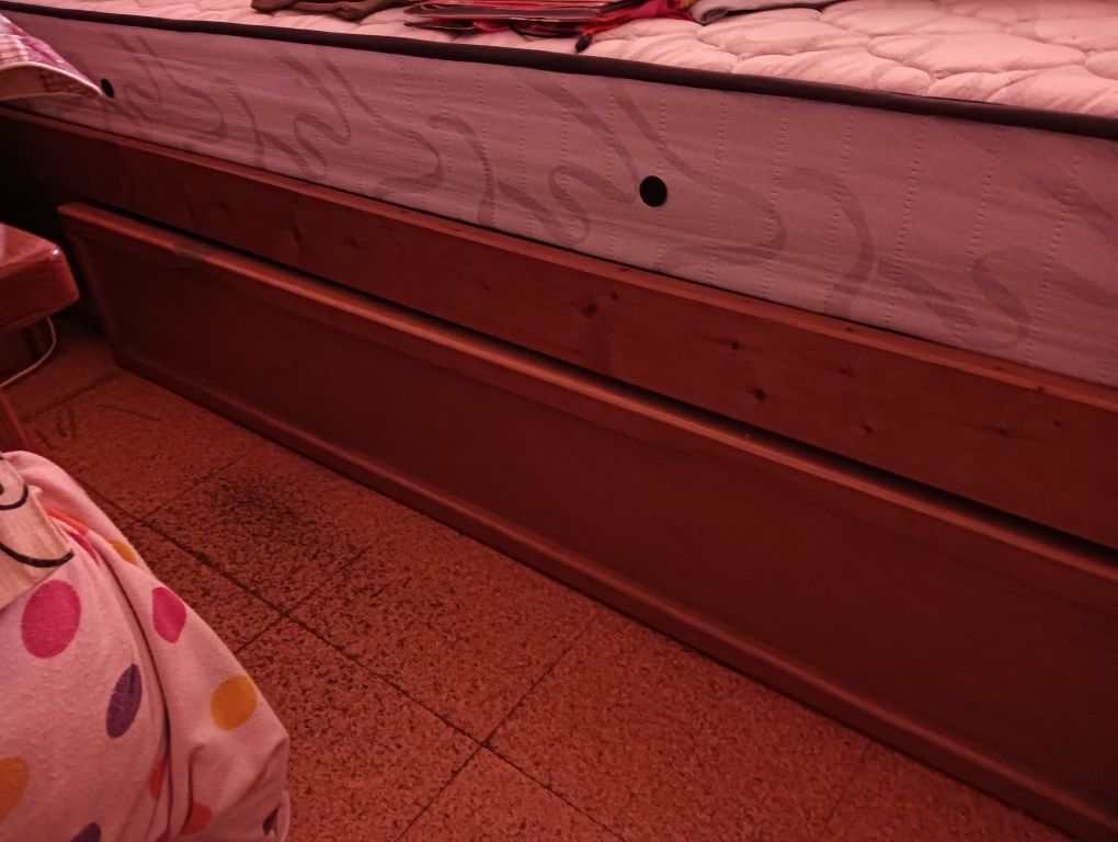 Cama de casal com gavetas