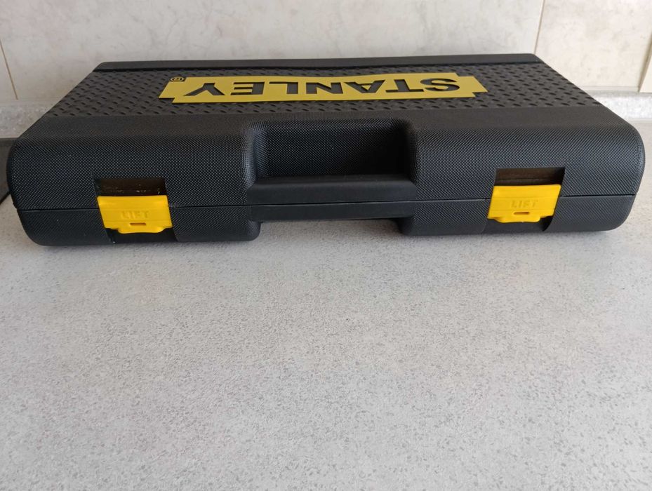 АВТОМОБИЛЬНЫЙ набор ключей и головок STANLEY в чемодане . 68 единиц .