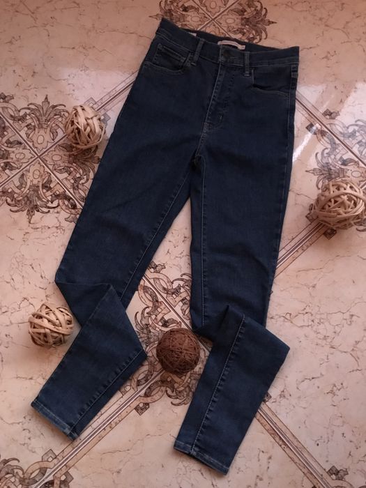 Темні джинси завужені