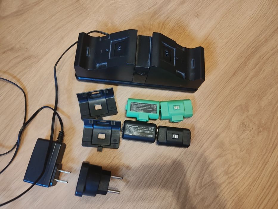Ładowarka do padów Xbox + 4 akumulatorki