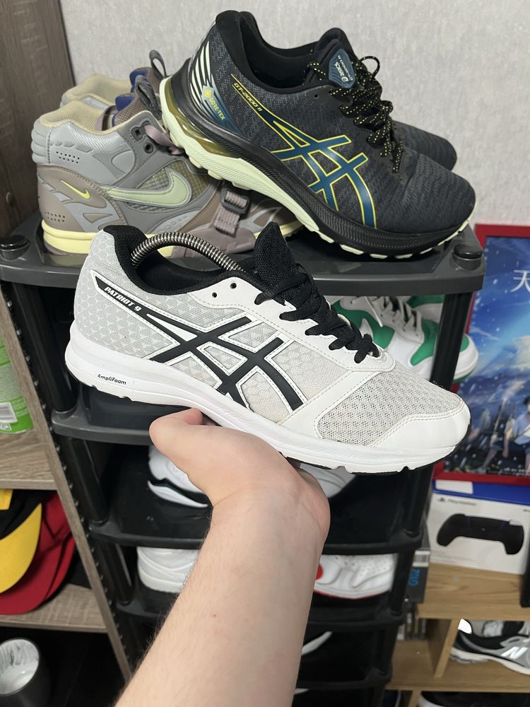 Кроссовки asics для спорта.