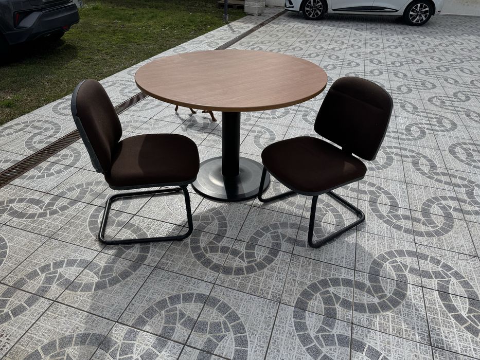Mesa redonda com 2 cadeiras