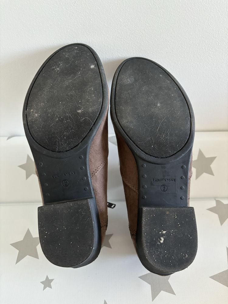 Botins chealsea castanhos em camurça
