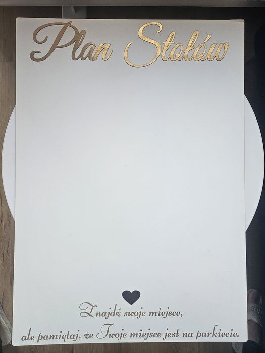 Plam stołów i tablica powitalna