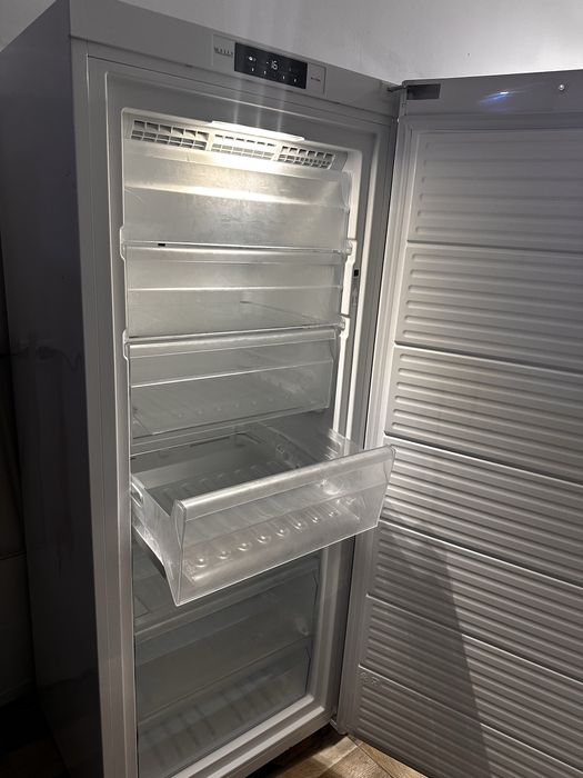 Морозильна камера BAUKNECHT,привезена з Німеччини.