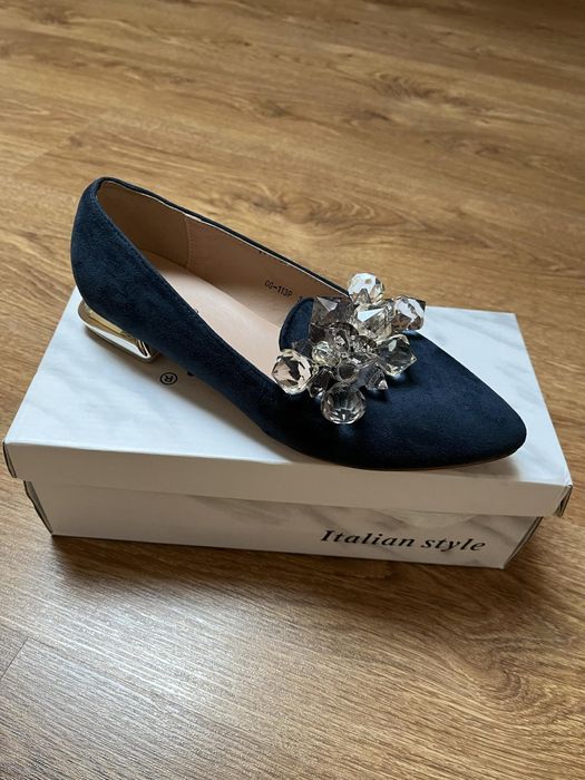 Granatowe baleriny z kamieniami