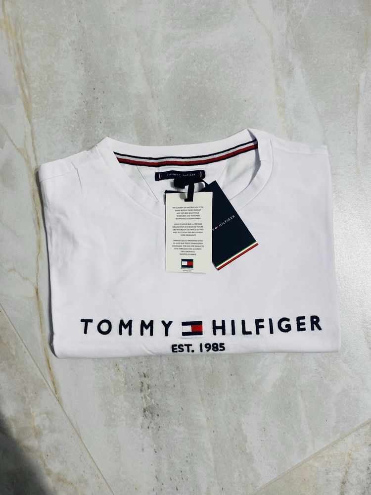 Biały t-shirt Tommy Hilfiger EST r. L logo haft