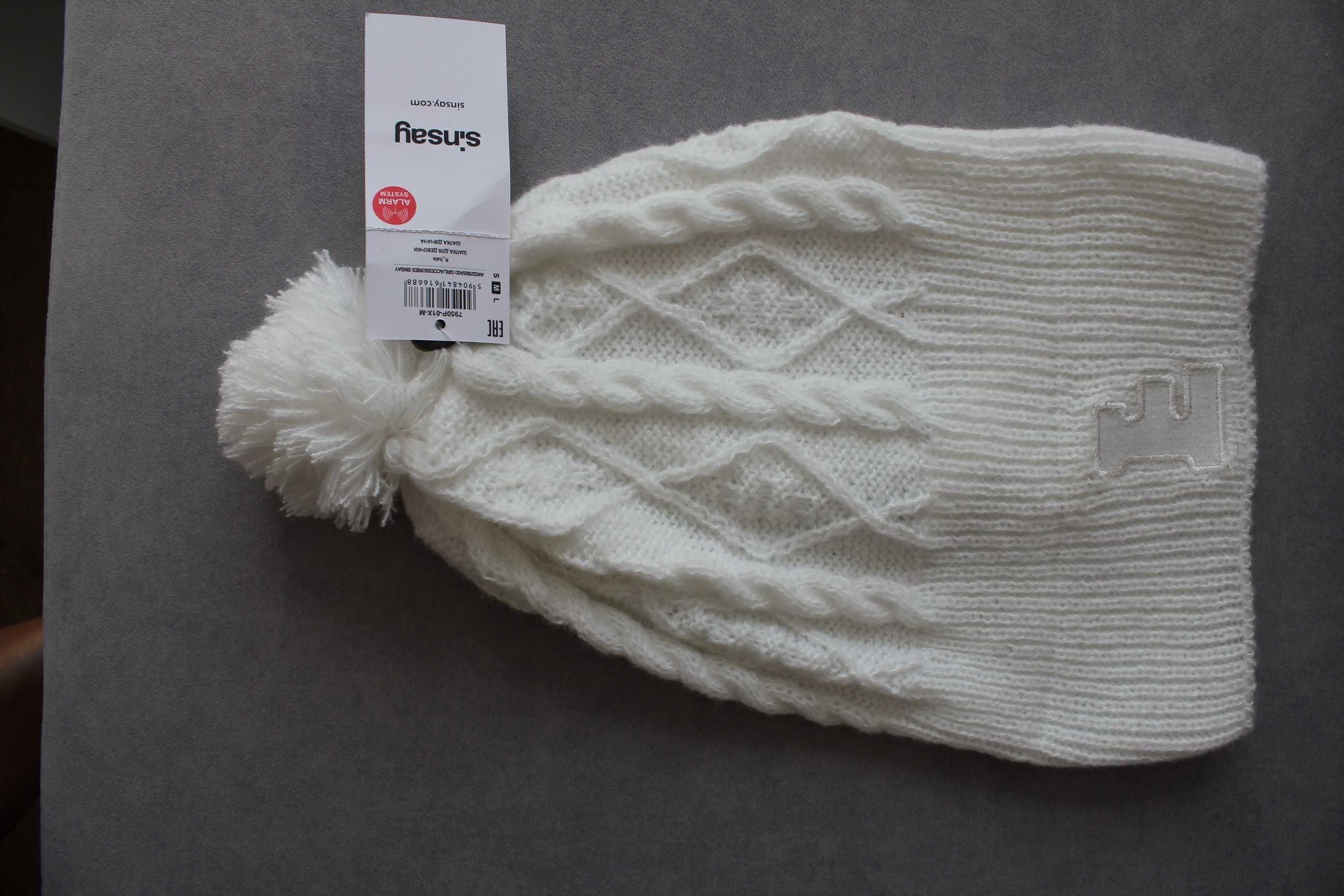 Nowa biała jesienna czapka z pomponem Sinsay rozmiar M