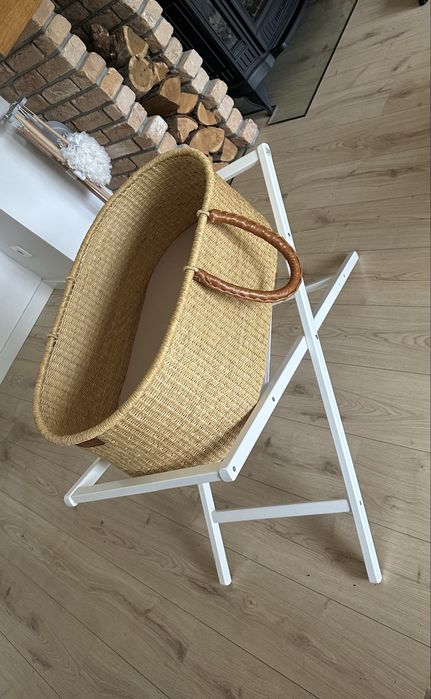 Ręcznie pleciony kosz Mojżesza bebe Nap & Pack Basket ze stojakiem