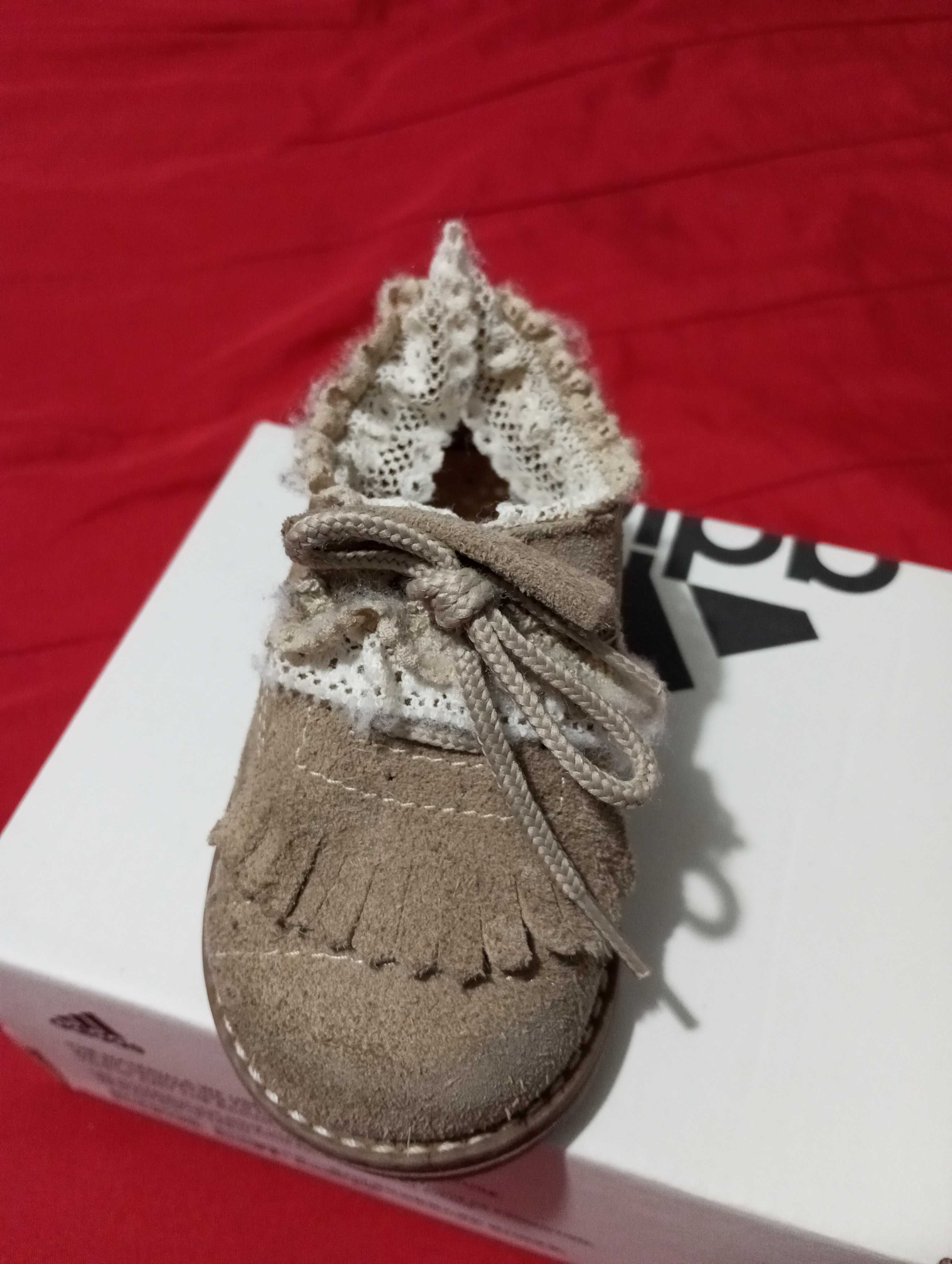 Sapatinhos de menina com renda