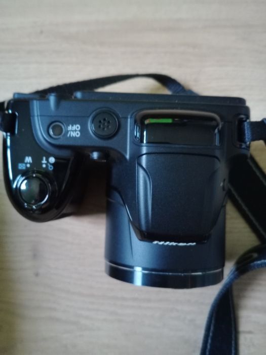 Máquina fotográfica Nikon em bom estado.