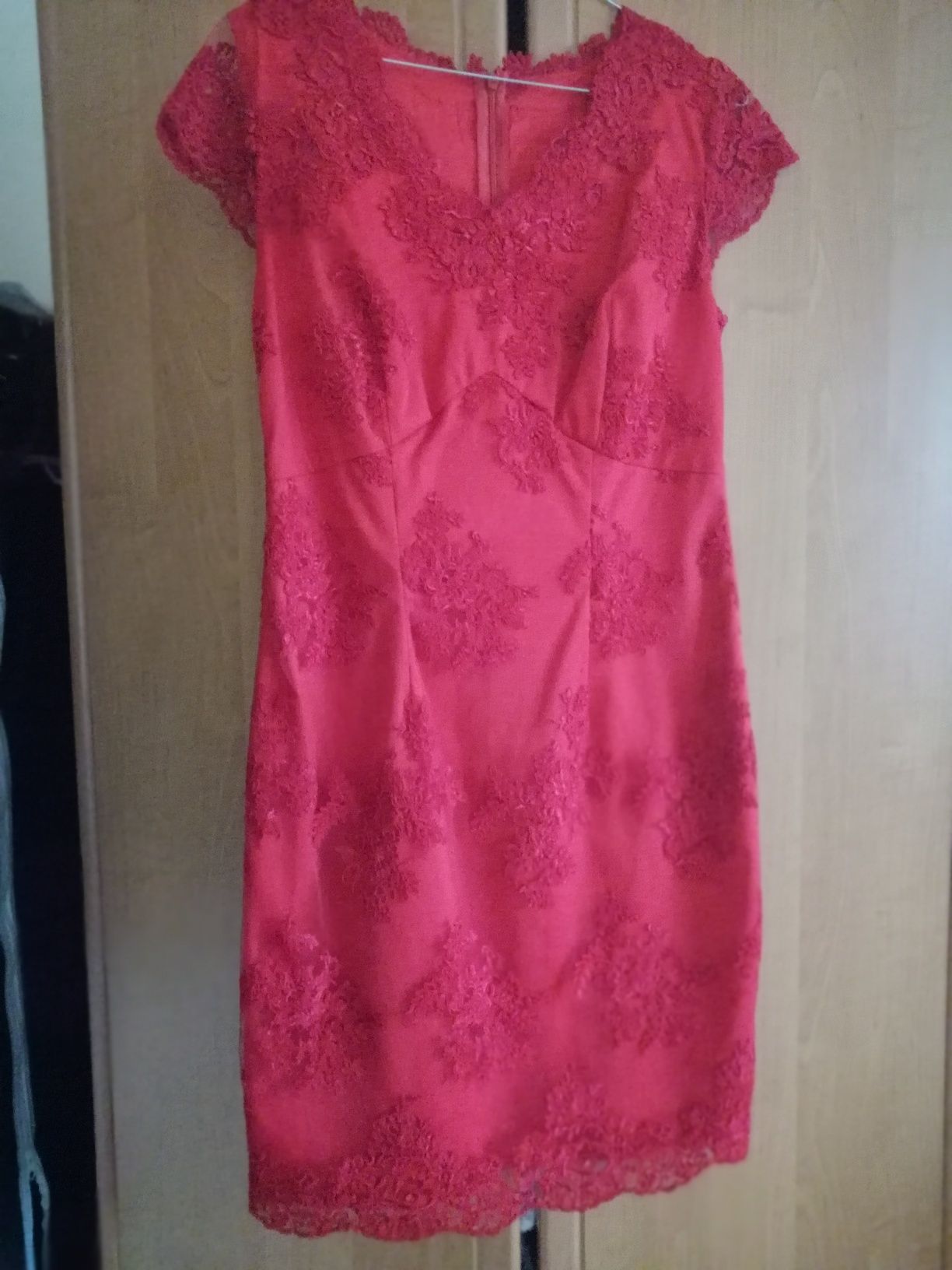 Czerwona koronkowa sukienka midi L Lou Marina
