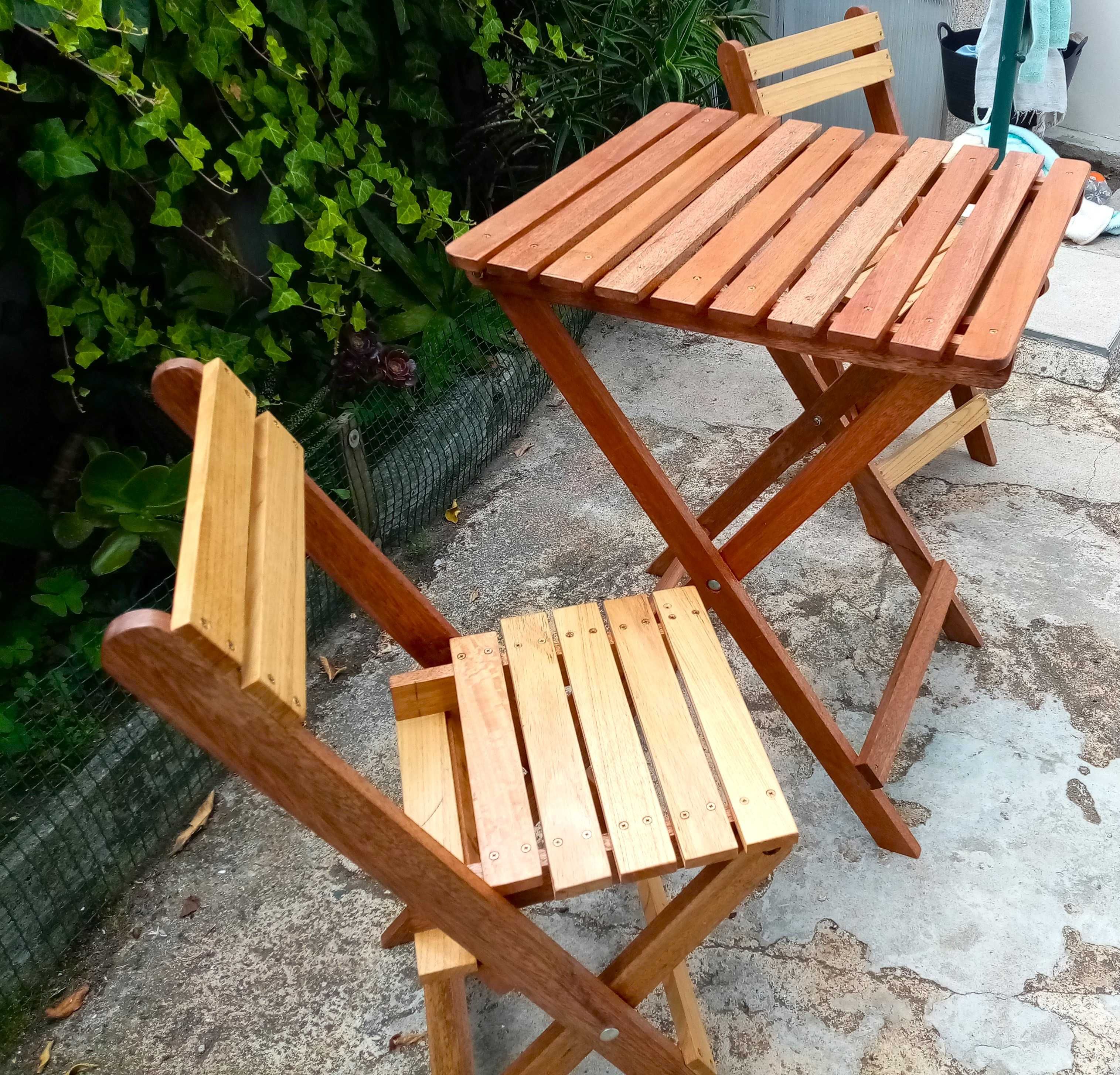 Mesa e Cadeira em Madeira