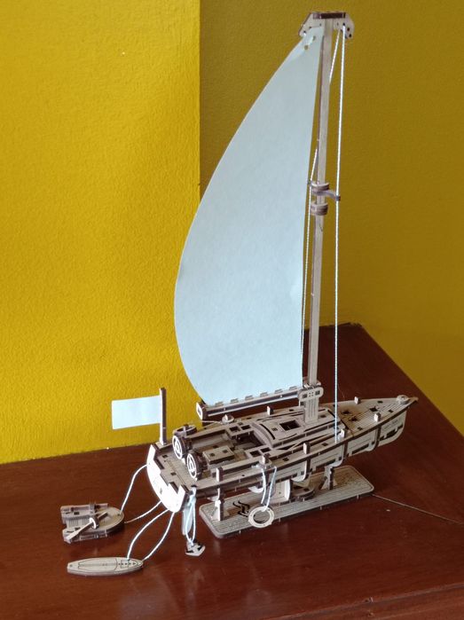 Barco à vela decorativo em madeira / Wooden sailing boat for decoratio