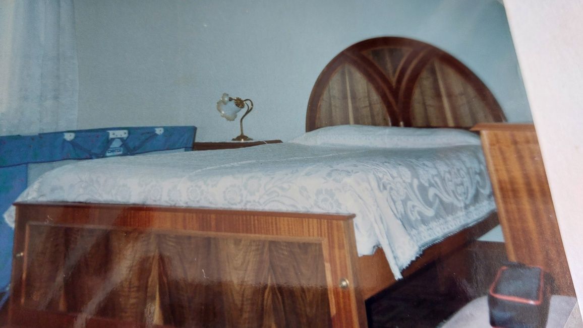 Mobília de quarto com duas madeiras de grande qualidade
