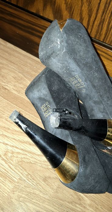 Botins em pele de marca