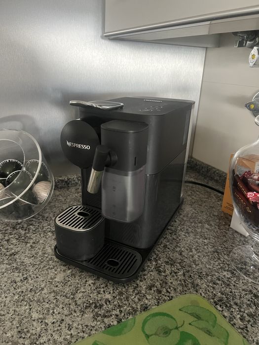 Máquina de Café Nespresso Lattissima One – De’Longhi