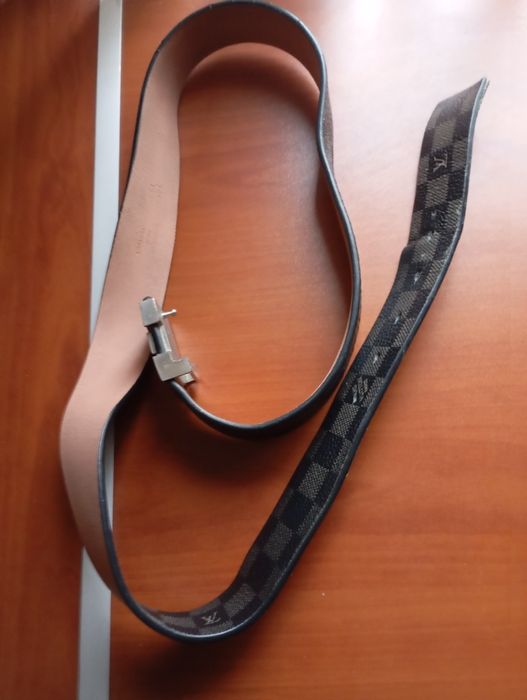 Мужской ремень Louis Vuitton
Пряжка в виде инициалов LV
Канва Damier и