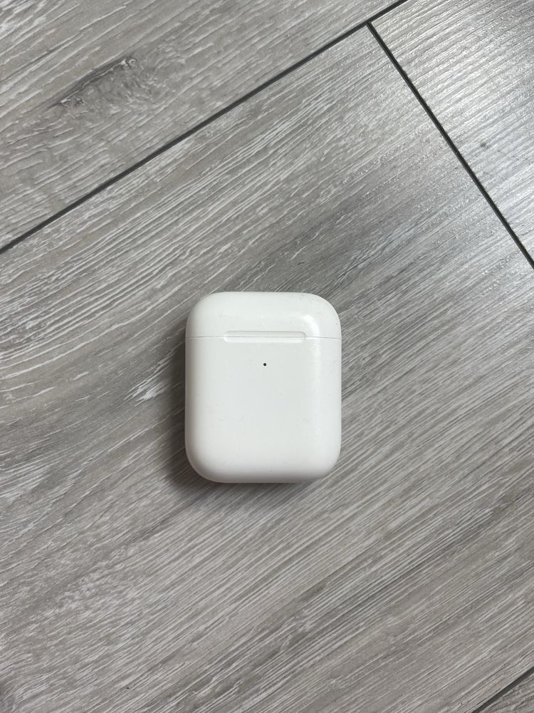 lewa słuchawka AirPods 2 i pudełko