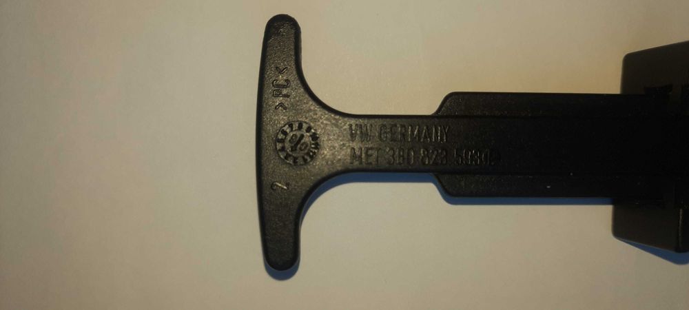 Кришка двигуна  Passat B5 1.8t VAG 058103724AC  /3B0 823 593 C