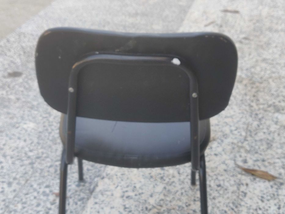 Cadeira em pele preta