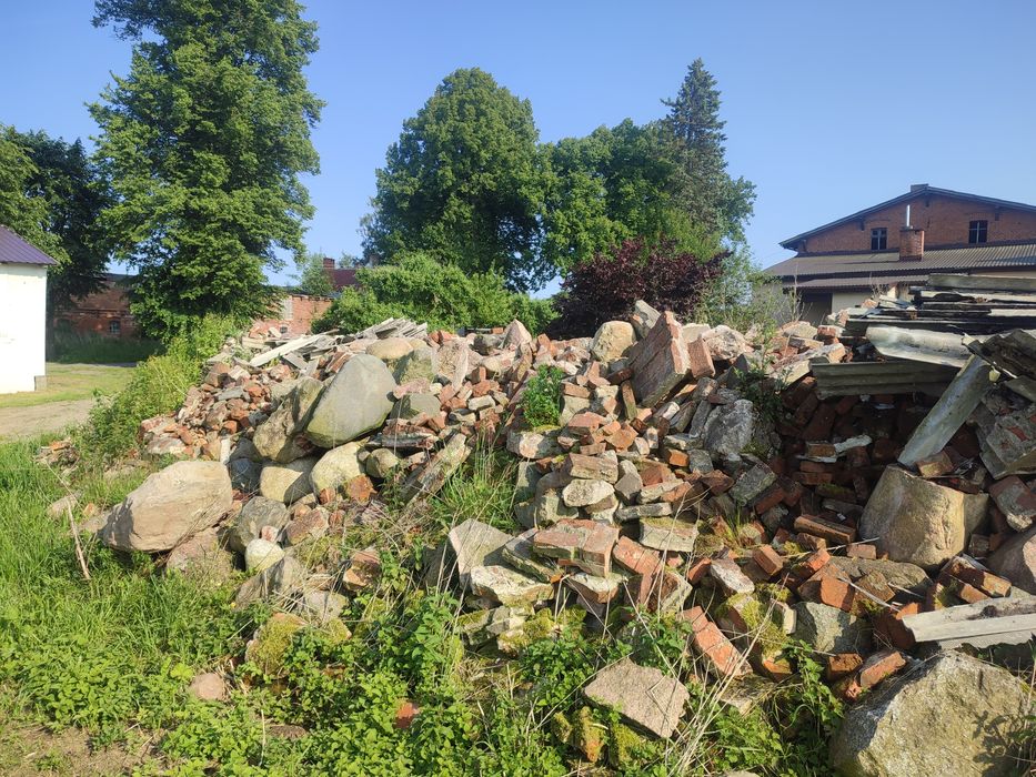 Gruz,kamienie,cegły