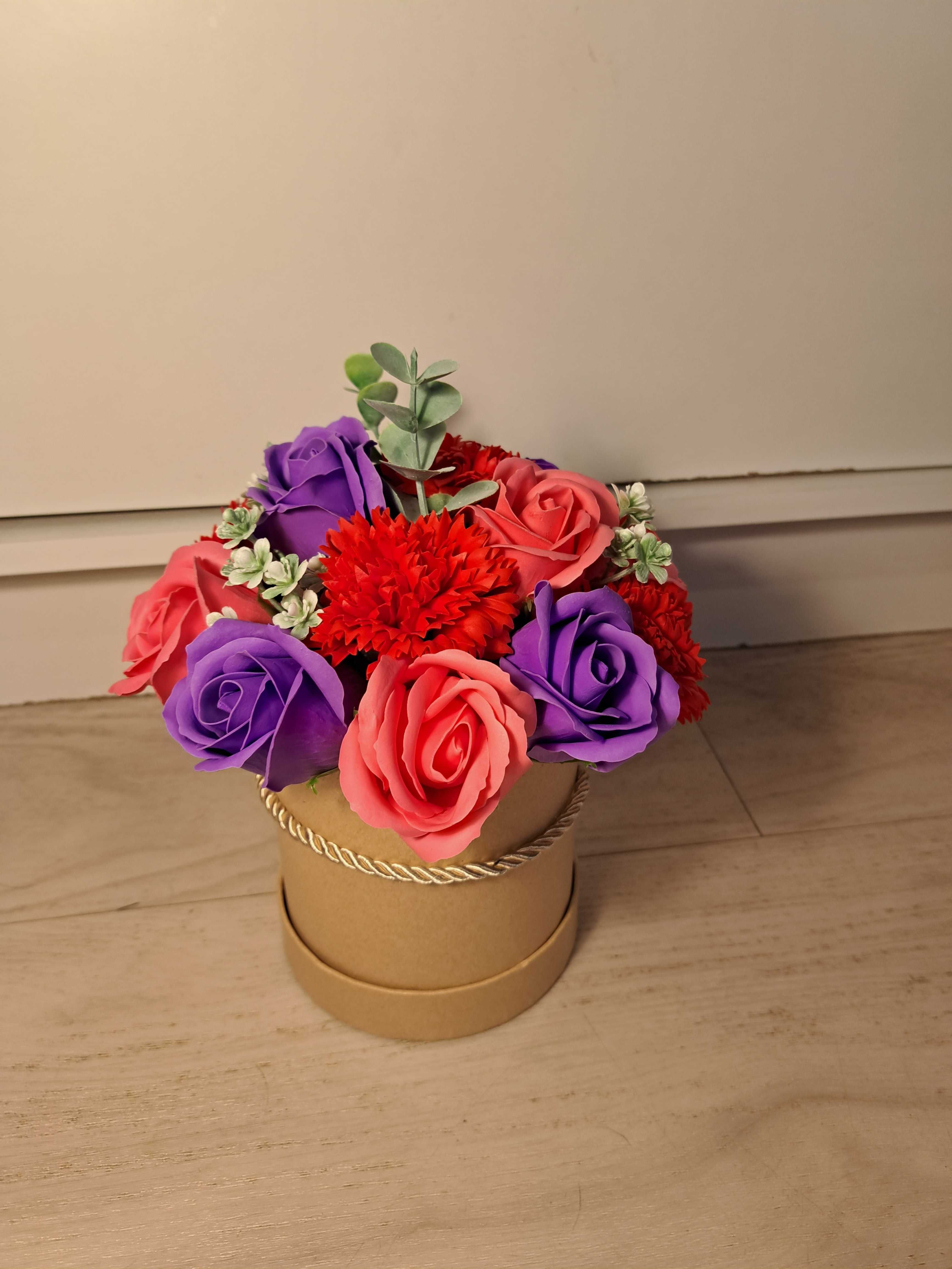 Flowerbox kwiaty mydlane prezent kompozycja