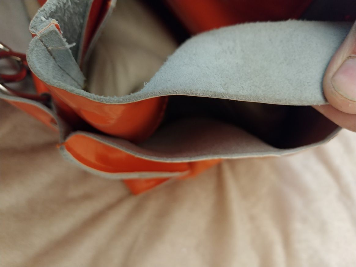 Кожаная натуральная красно оранжевая лакированая сумка 35 см всего 10€