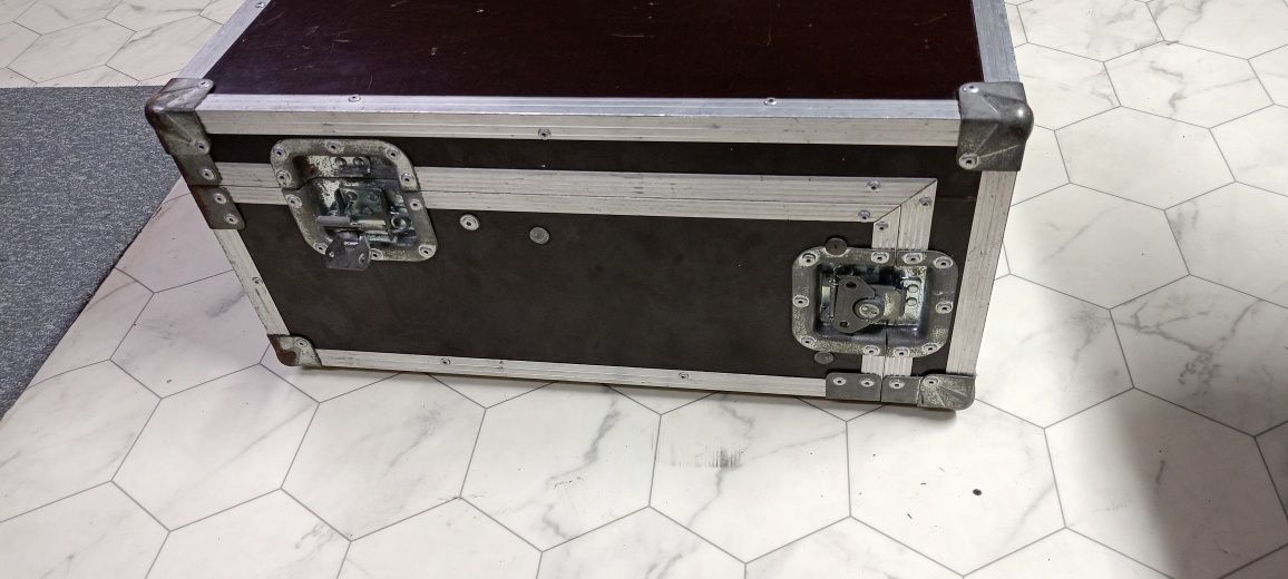 SOUNDCRAFT POWERSTATION 2X300W w wytrzymałym case