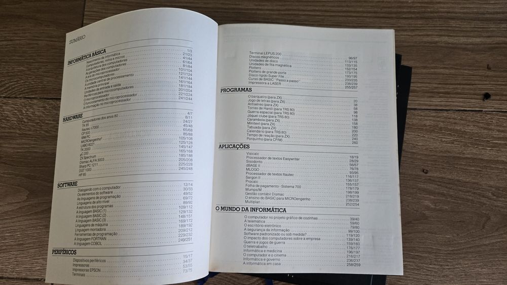 Enciclopédia antiga de livros de informática