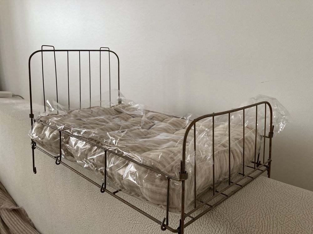 металева кроватка для фотозйомки з матрасом
