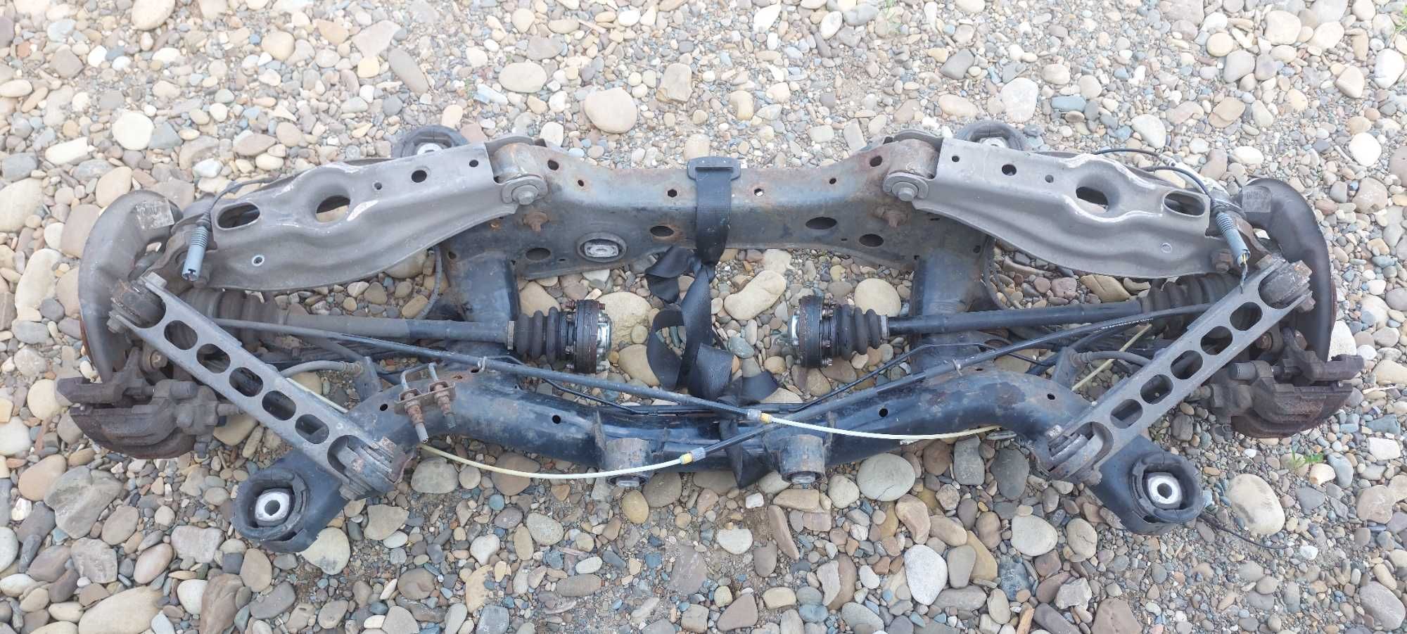Балка задньої підвіски у зборі BMW 1,3 серія N47