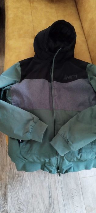 Sprzedam kurtkę zimową + dwie czapki w prezencie !