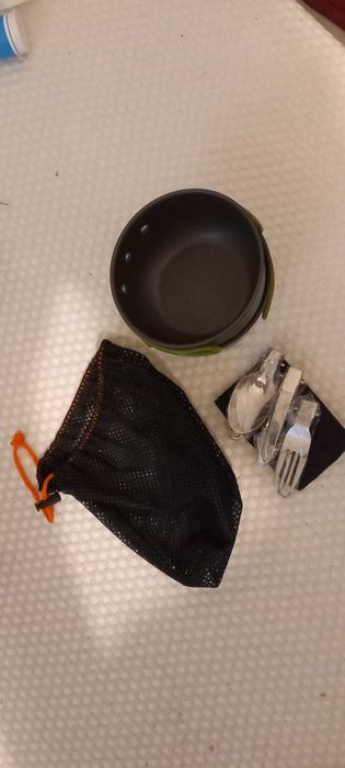 Conjunto de louça de campismo - Kit compacto.