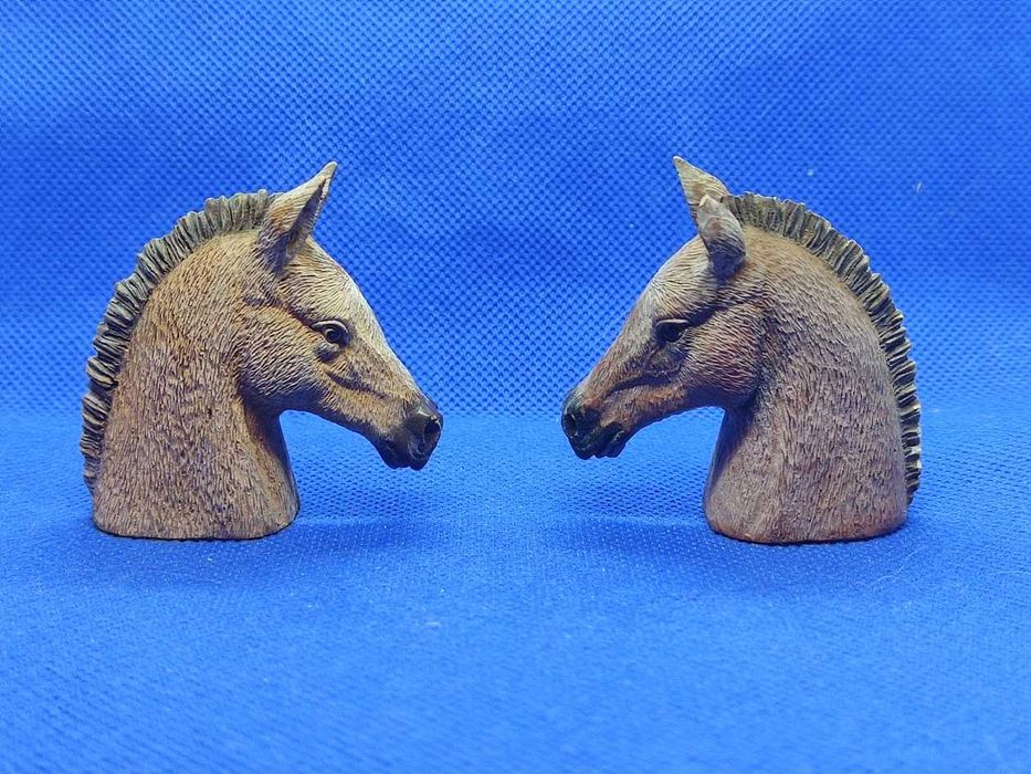 Par de pequenos bustos de cavalos decorativos