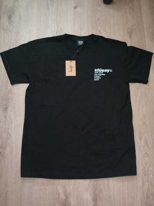 Stussy czarna koszulka z nadrukiem truskawkowym Nowy model rozmiar M