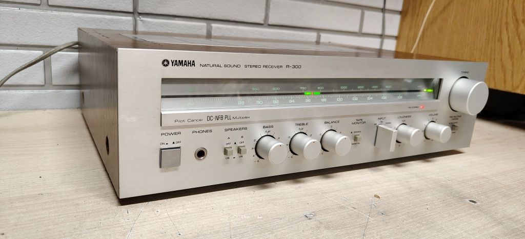 Amplituner YAMAHA R-300. Vintage
