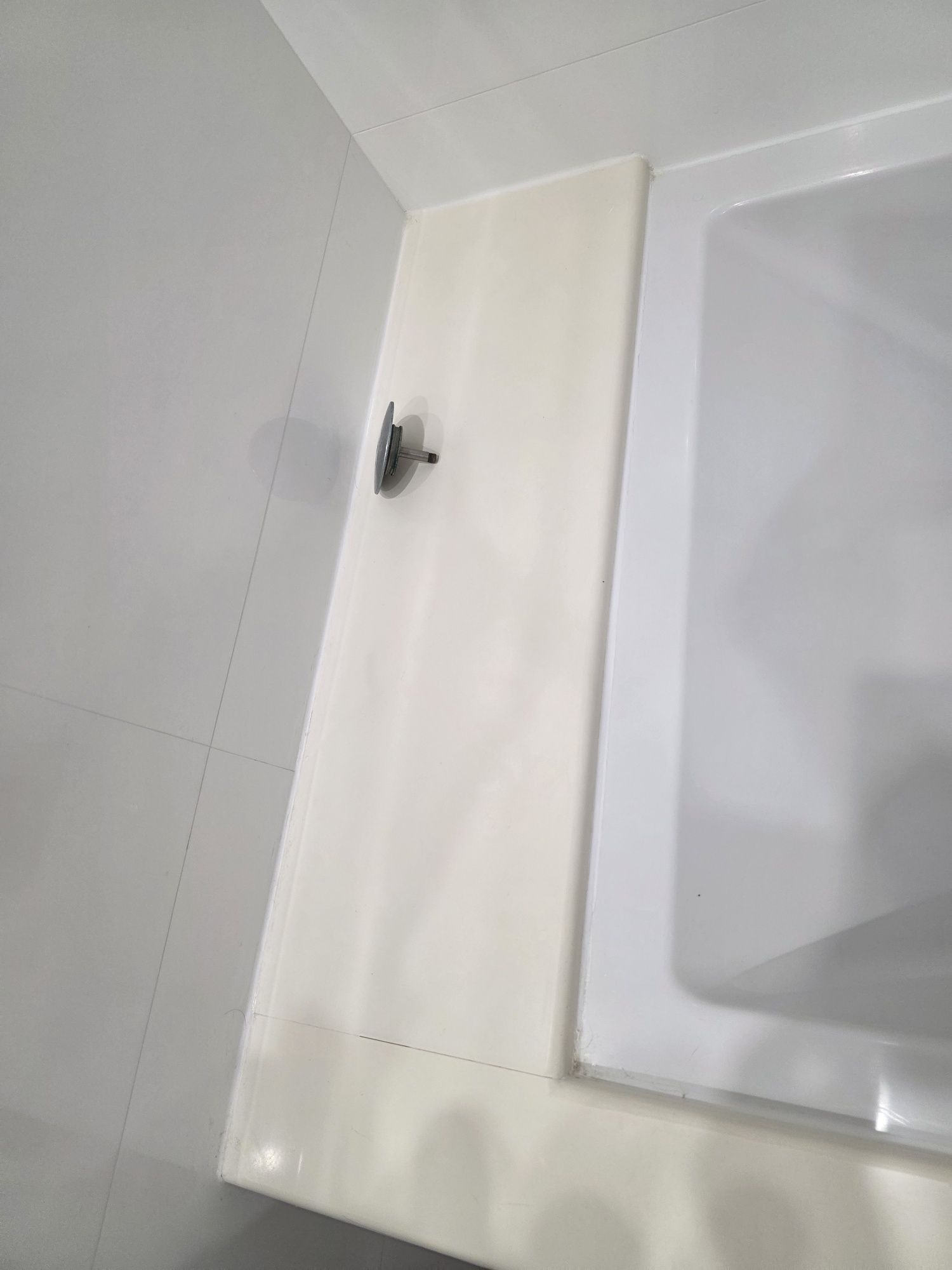 Banheira, vidro de protecção, chuveiro e mármore