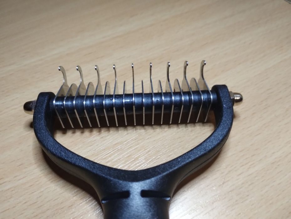 Щітка для вичісування шерсті