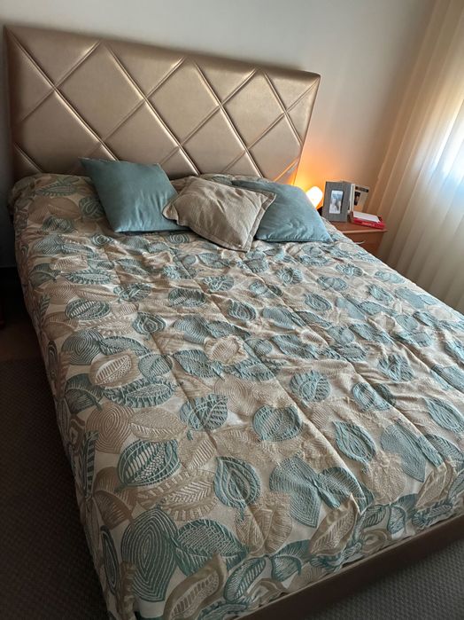 Cama com colchão e cabeceira