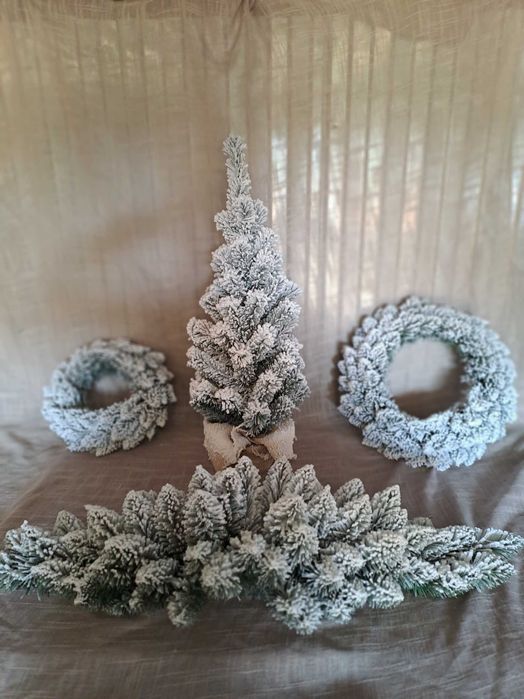 Świąteczne  ozdoby dekoracyjne  śnieżone  stroiki  świąteczne