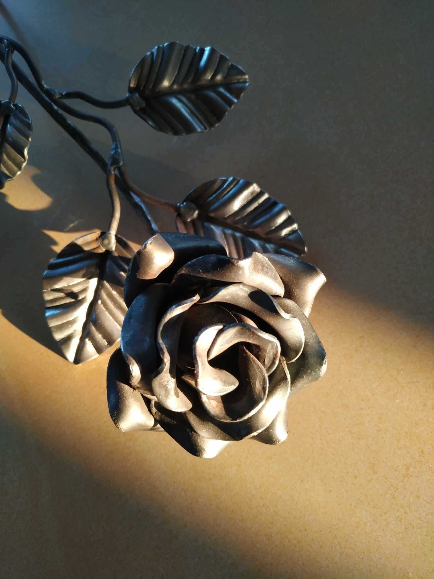 Piękna róża metalowa dekoracyjna