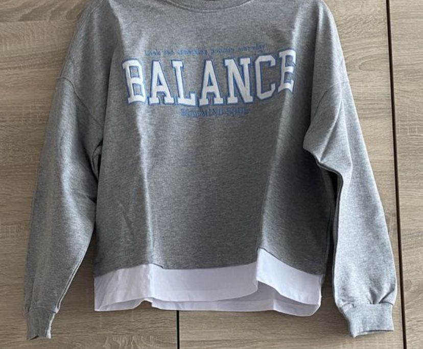 Modna bluza oversize z napisem „BALANCE”