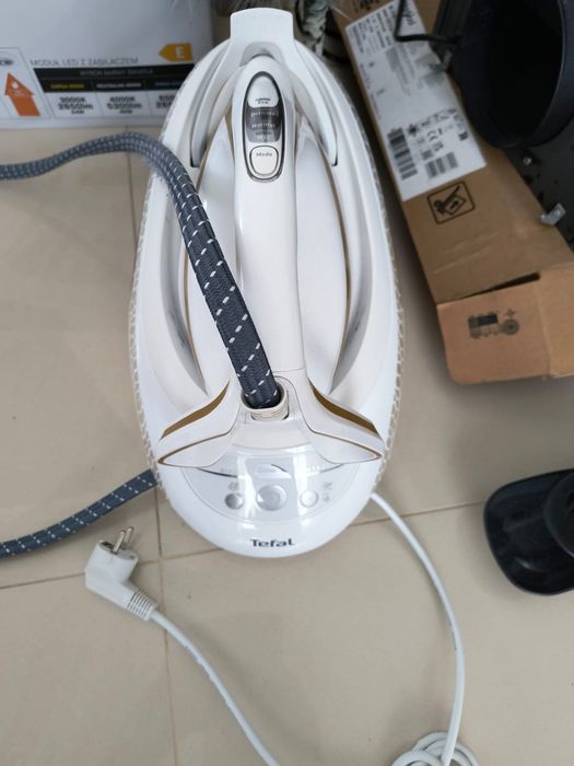 Generator pary/żelazko parowe Tefal.